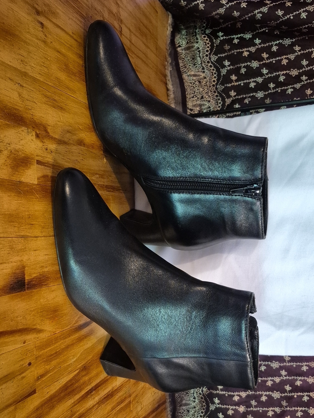 Van Eli Black Leather Pointed Ankle Booties with Side Zip